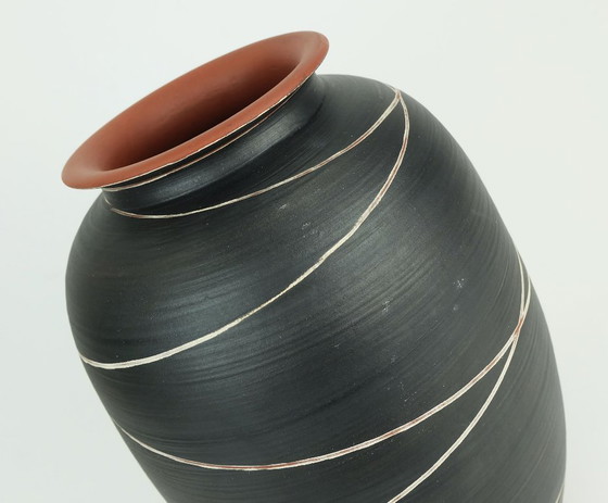 Image 1 of Vase en céramique Wekara modèle 10/30 à décor rayé, style années 1950, fabrication allemande.