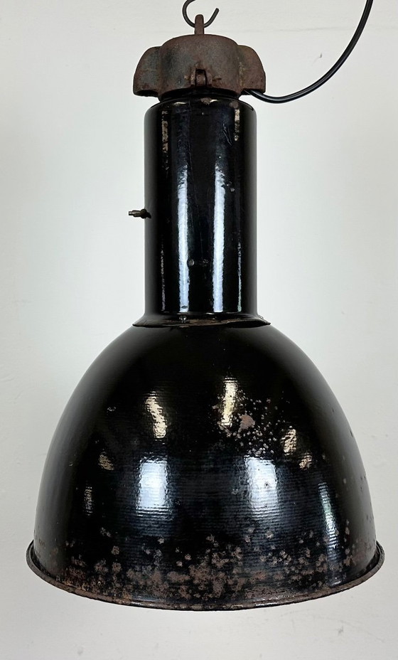 Image 1 of Rostige, industrielle Bauhaus-Hängeleuchte mit schwarzem Emaille, 1930er Jahre
