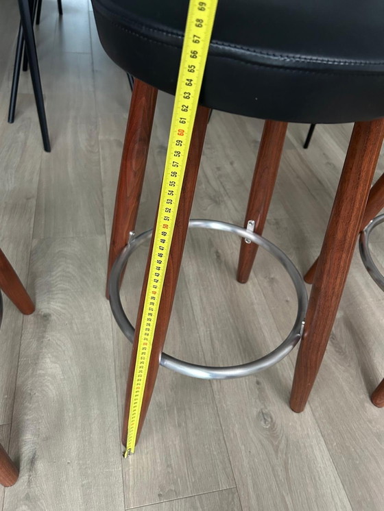 Image 1 of Carl Hanson & Son 3x tabourets de bar en noyer avec assise en cuir