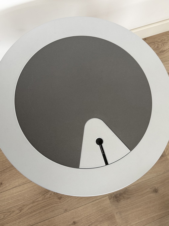 Image 1 of Mesa auxiliar Leolux Calumet diseñada por Hugo de Ruiter.