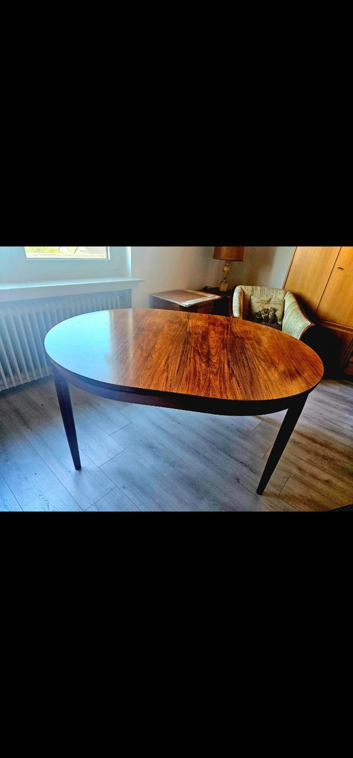 Extendable mid-century dining table