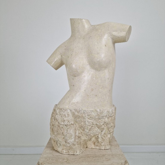 Image 1 of Torso femminile scultoreo contemporaneo realizzato con strati di pietra di Mactan recuperata, anni '80