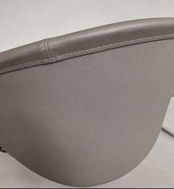 4 Sillas Arper Duna, de Lievore Altherr Molina, Italia (2014) – Sillas de comedor, Chrome, Leather (photo 8 of 13)
