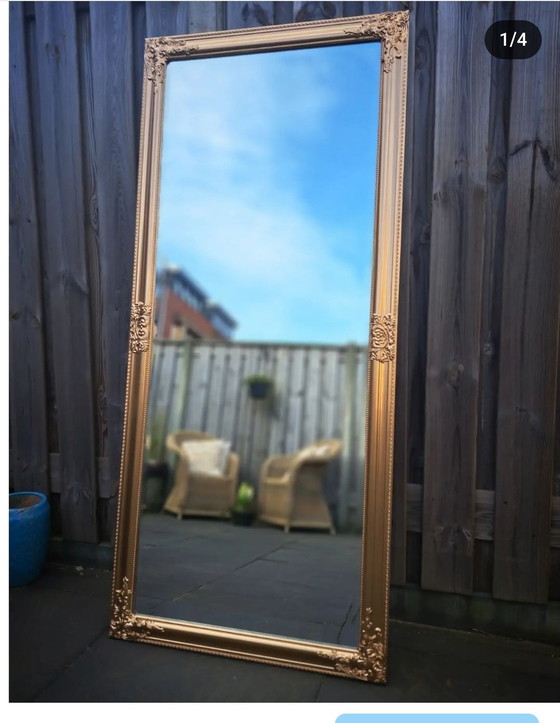 Image 1 of Gran espejo de aspecto antiguo en bronce dorado con facetas.