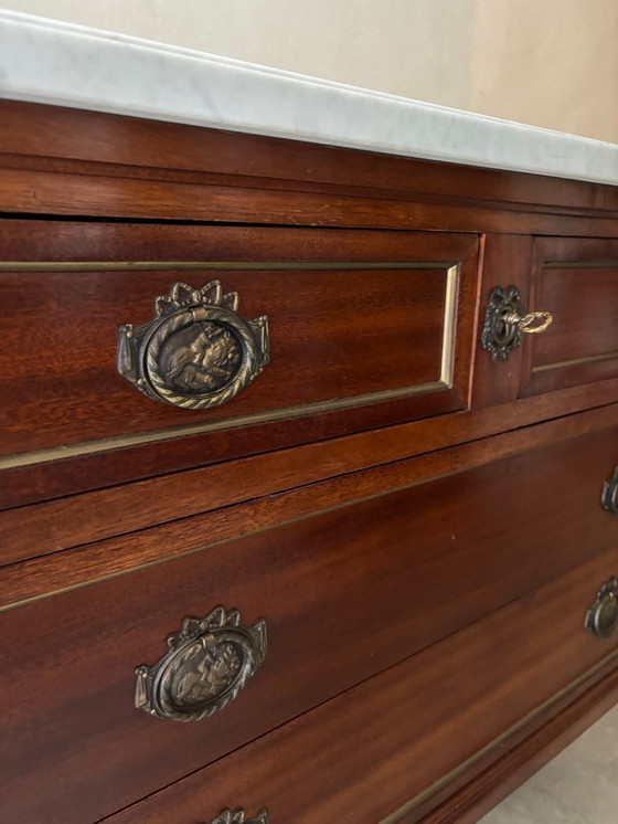 Image 1 of Commode in Lodewijk XVI-stijl, met een gebeeldhouwd marmeren blad.