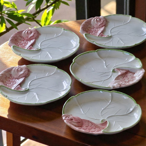 Grote majolica borden, gesigneerd Chaumette Paris, met vismotief.