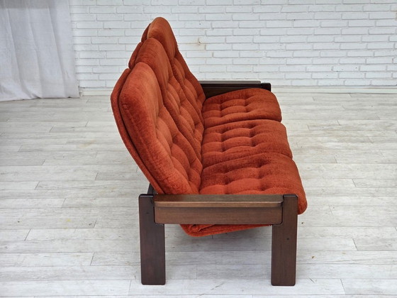 Image 1 of Dänisches 3-Sitzer-Sofa aus den 1970er Jahren, orange/roter Möbelvelours, Eichenholz.