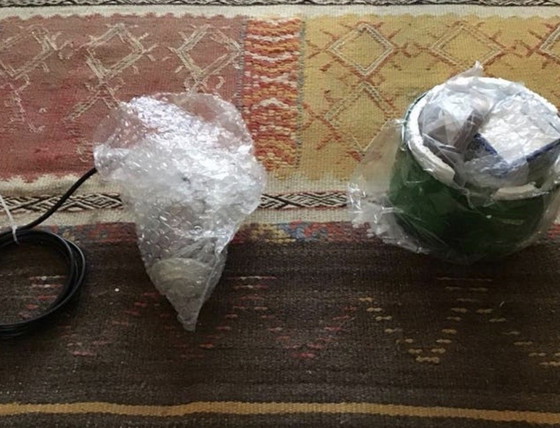 Image 1 of Lampada a sospensione Morandi verde (con dettagli rosso scuro).