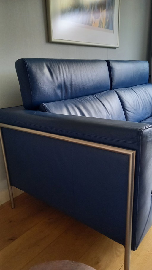 In vendita: 2 divani in pelle blu con poggiatesta regolabili e pouf abbinato, lunghi 203 cm e 183 cm, pouf 75 cm x 75 cm.