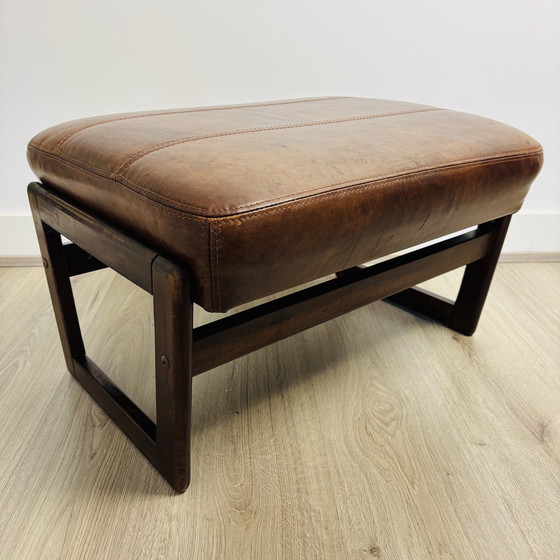 Image 1 of Scandinavisch houten hocker / zitje met cognac bekleding