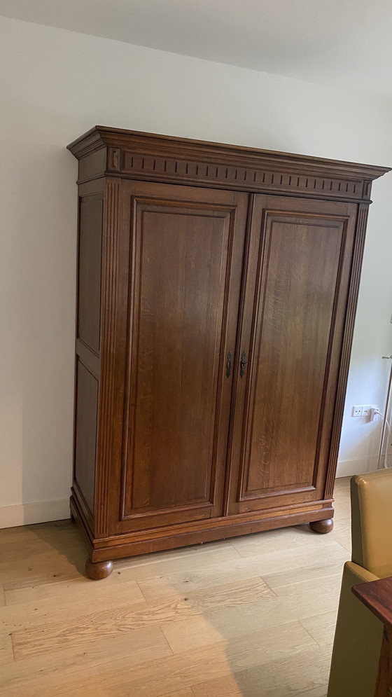 Image 1 of Magnifique armoire antique élégante avec beaucoup d'espace de rangement et 3 tiroirs