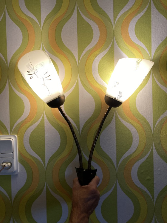 Image 1 of Lampada da parete anni '50 con 2 molle di flessione e paralumi in vetro dipinto a mano