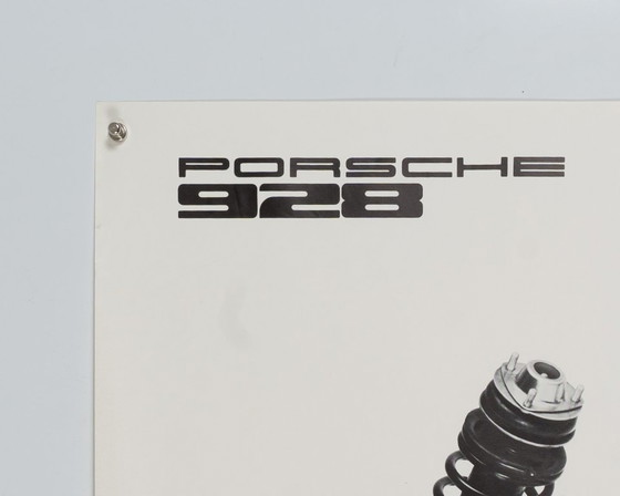 Porsche 928 Hinterachse – Originele vintage Porsche-poster uit de jaren 70 – Mid-Century Modern – 76x102 cm (photo 6 of 8)