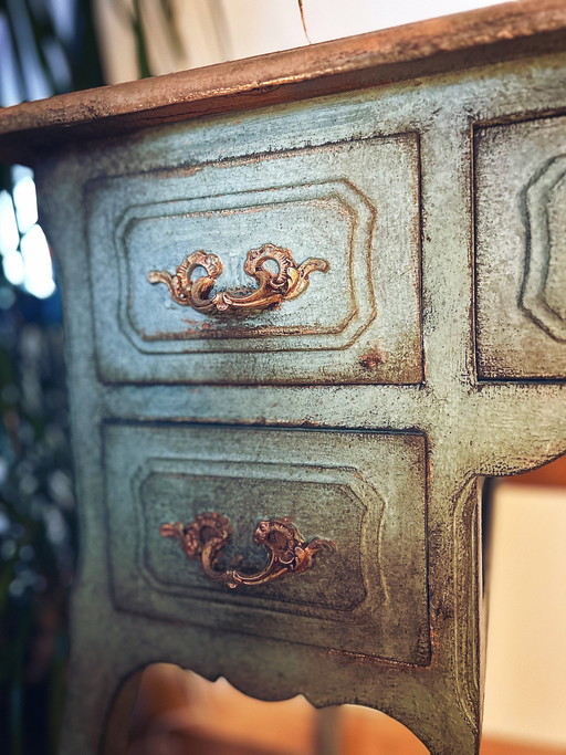 Scrivania antica con finitura patinata – Toscana, pezzo unico