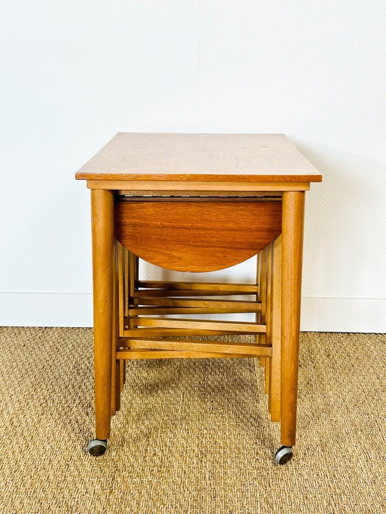 Image 1 of Set van 5 vintage Scandinavische bijzettafels van teakhout, uit 1960.