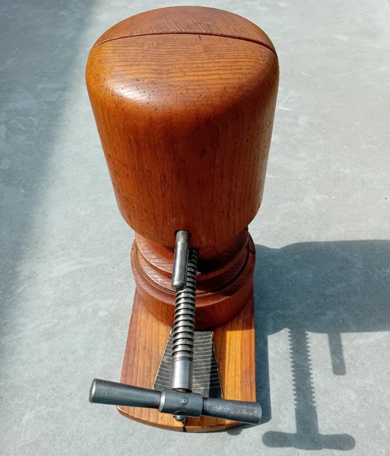 Großer antiker hölzerner Hutspanner/Hutstrecker aus einer Werkstatt – Dekorative Objekte, Wood (photo 6 of 7)