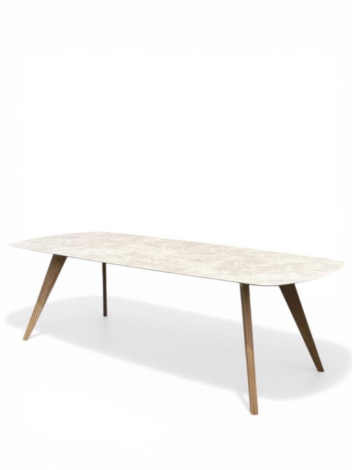 Mesa de cerámica de 260x110 cm con patas de roble macizo.