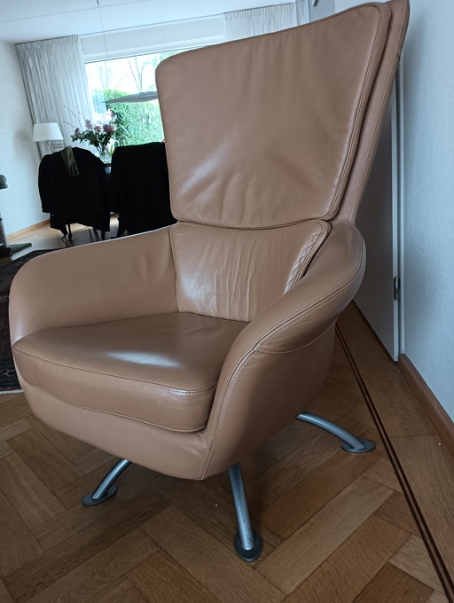 Deux fauteuils en cuir à vendre, pivotants à 360°, avec un élégant piètement en métal.