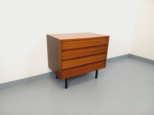 Vintage Scandinavische modernistische ladekast van palissanderhout en zwart metaal uit de jaren 60.