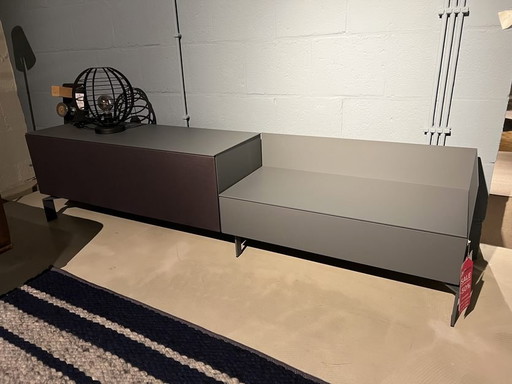 Quadratischer TV-Schrank