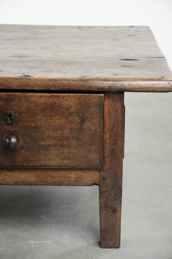 Image 1 of Großer antiker Couchtisch aus südeuropäischem Kastanienholz aus dem 18. Jahrhundert mit wunderschöner Patina