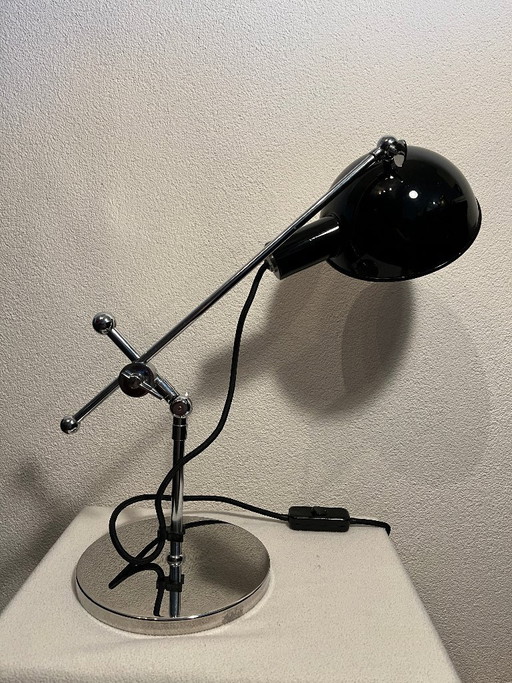 Preciosa lámpara de mesa diseño Bauhaus de Tecnolumen