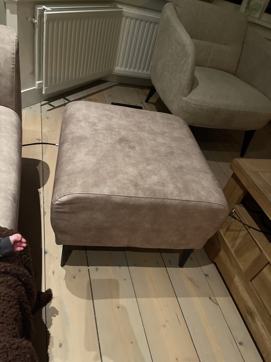 Image 1 of Mooie 2,5 Zits bank en hocker - zo goed als nieuw