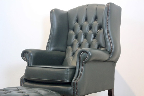Image 1 of Chesterfield Fauteuil mit Fußhocker aus grünem Leder