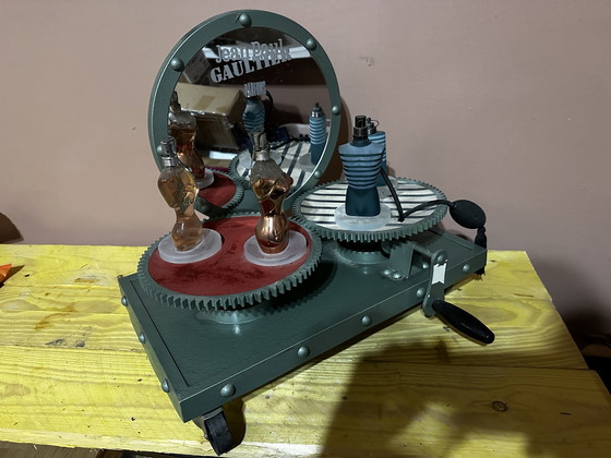 Image 1 of Zeldzame mechanische displaystandaard van Jean Paul Gaultier Parfums – Le Male Classique