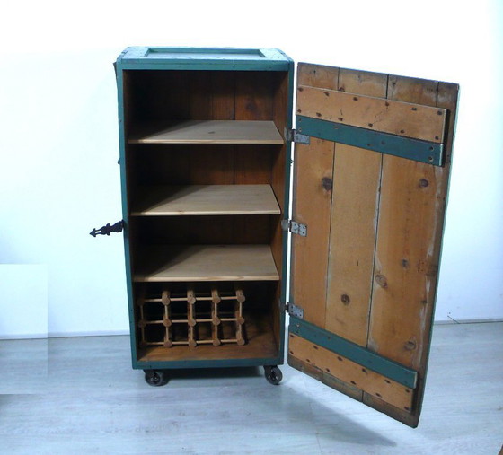 Image 1 of Vintage houten transportkist Amerikaanse Rode Kruis, origineel Shabby jaren 40 omgebouwd als kast op wielen
