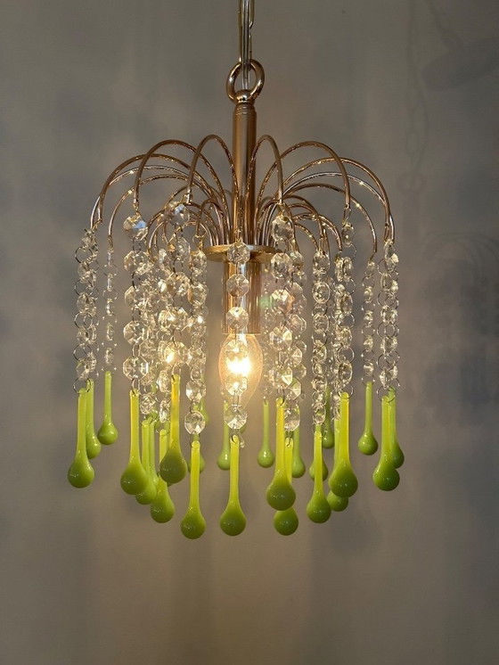 Image 1 of Lustre Vintage en cristal vert opalin en forme de goutte d'eau
