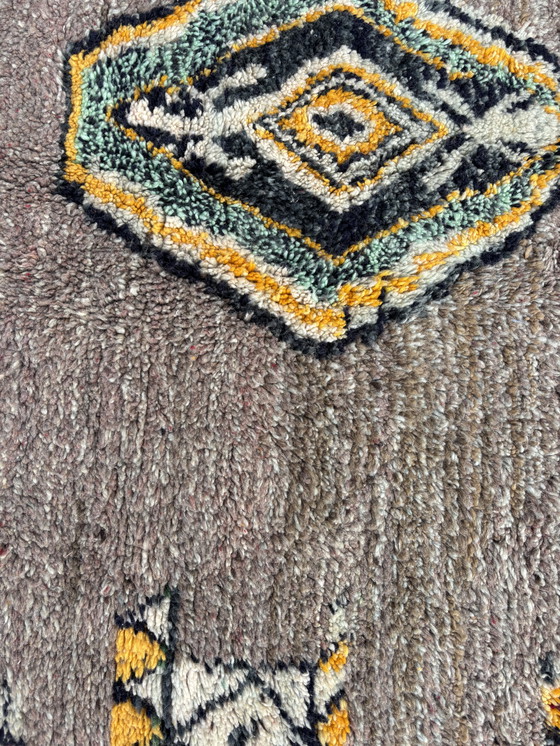 Image 1 of Alfombra bereber marroquí moderna de color gris