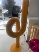 Gele sculpturale vloerlamp