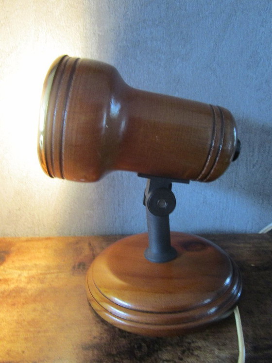 Image 1 of Foco de madera antiguo con borde "dorado".