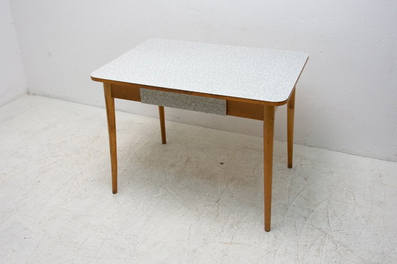 Image 1 of Table centrale en formica et bois du milieu du siècle, Tchécoslovaquie, années 1960