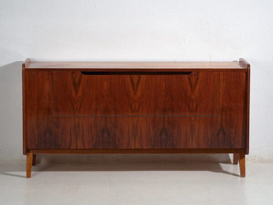 Credenza con vetrina Mid-Century impiallacciata in noce con gambe affusolate – Cecoslovacchia, circa 1960 (photo 35 of 39)