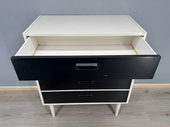 Image 1 of Vintage ladekast in zwart-wit contrast