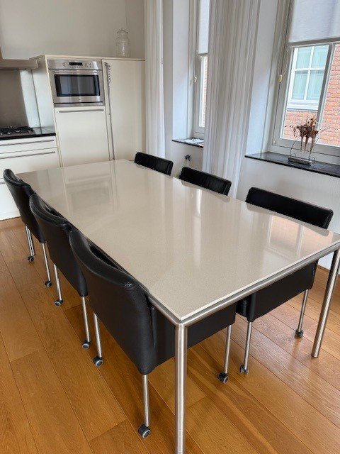 Table Metaform R16 avec 6 chaises en cuir Lucca Gelderland