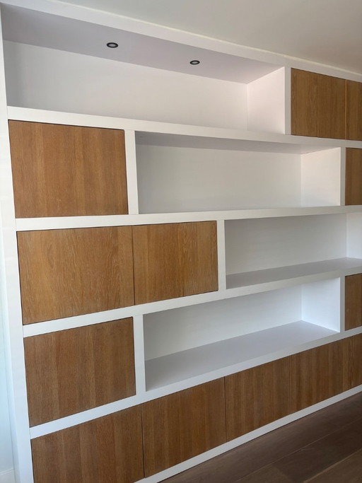 Moderne witte designkast op maat met warm hout