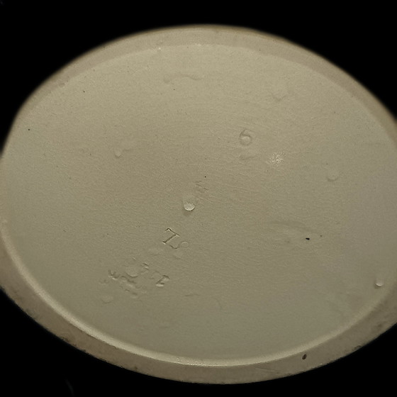 Image 1 of Antica ciotola con mestolo. Motivi di castelli in rilievo.