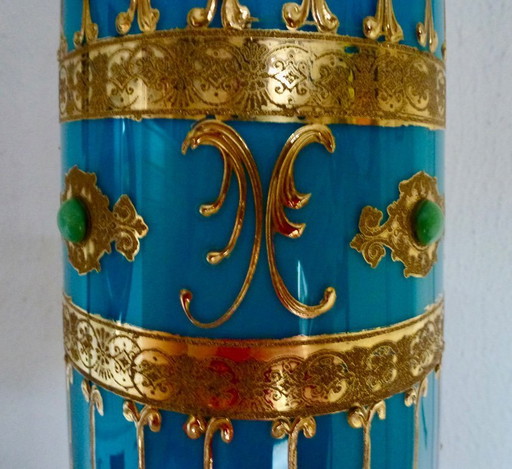 Vintage blauer Glasbecher oder Kelch in Türkis mit Goldverzierungen.
