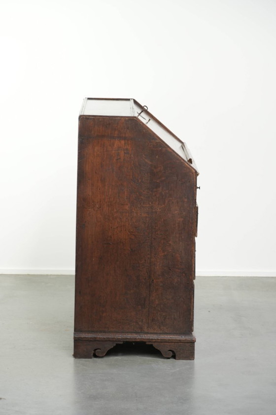 Image 1 of Prachtig antieke Engelse eikenhouten secretaire uit begin 18e eeuw met een mooi, sierlijk en elegant gebogen interieur
