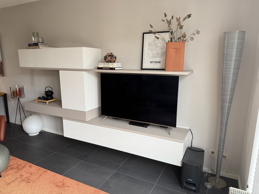 Luxuriöse TV-Möbel der italienischen Marke Pescarollo, Elegantes Design in hochglänzendem Weiß und Taupe