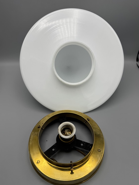 Image 1 of Plafonnier avec abat-jour conique en verre et monture en laiton