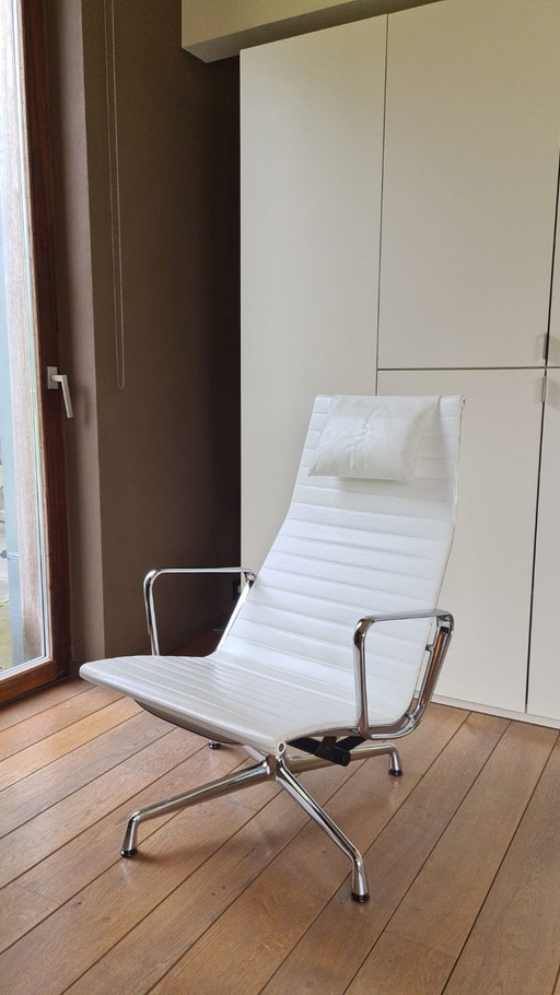 Vitra Aluminum Chair EA 124 - Snow Leather