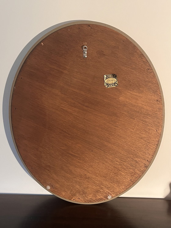 Image 1 of Miroir mural ovale raffiné avec cadre en bois doré