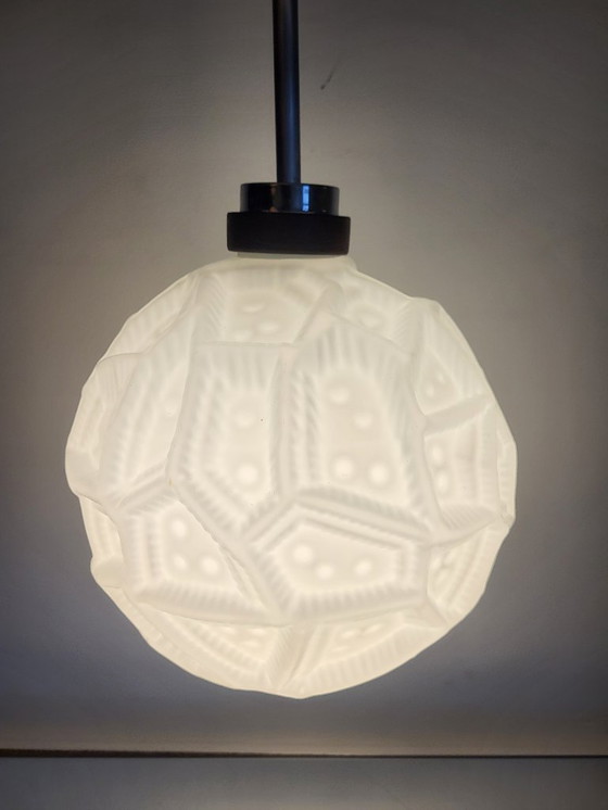 Image 1 of Suspension vintage, probablement Peill & Putzler, en verre opalin à relief, années 1960