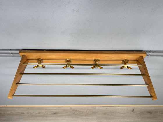 Image 1 of Appendiabiti vintage di metà secolo: legno e ottone, design senza tempo