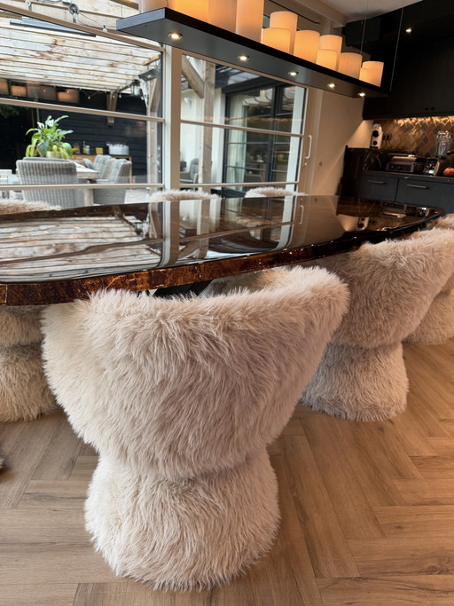 Elegantes sillones giratorios con tapicería de pelo sintético color crema (6 unidades en perfecto estado).