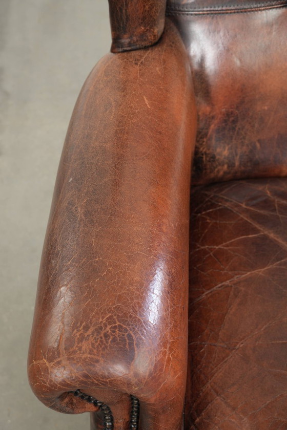 Ruime vintage schapenleren oorfauteuil in een diepe bruine kleur afgewerkt met siernagels – Leather (photo 7 of 17)